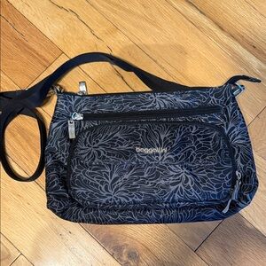 Baggallini original everyday bag in midnight blossom print, like new